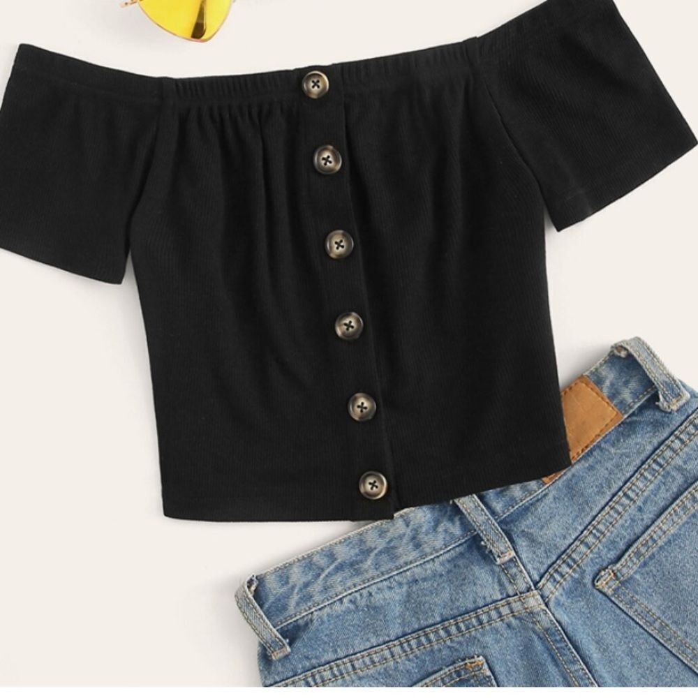 BLACK RIBBED OFF THE SHOULDER BUTTON FRONT CROPPED TOP IN SIZE LARGE